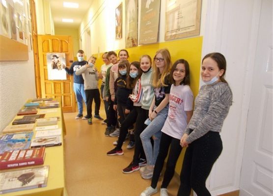 Piątoklasistki SP Wicko podczas zwiedzania wystawy na zajęciach bibliotecznych o polskich romantykach