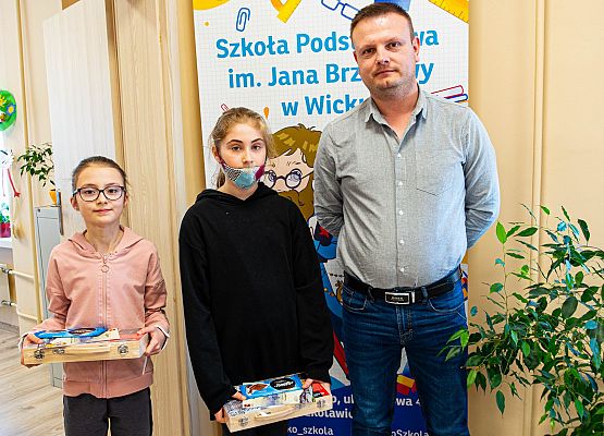 Wręczenie nagród rzeczowych laureatkom konkursu w gabinecie Pana Dyrektora SP Wicko