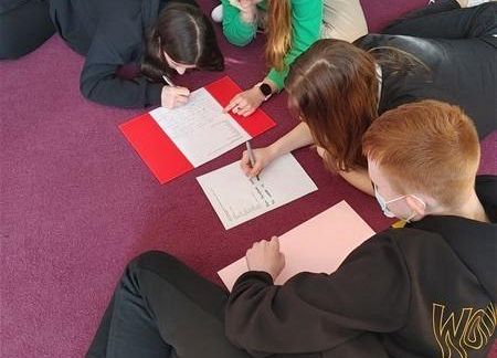 Ósmoklasiści SP Wicko podczas warsztatów o powstańcach styczniowych 1