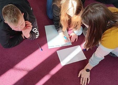 Ósmoklasiści SP Wicko podczas warsztatów o powstańcach styczniowych 2