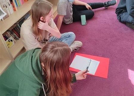 Ósmoklasiści SP Wicko podczas warsztatów o powstańcach styczniowych 3