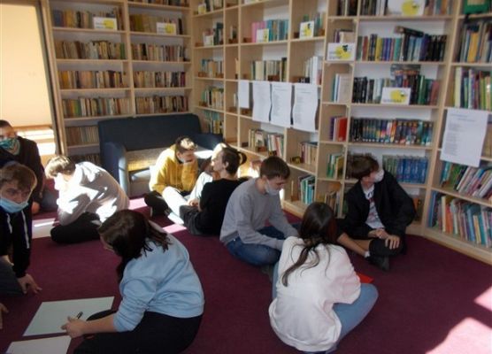 Ósmoklasiści SP Wicko podczas warsztatów o powstańcach styczniowych 4