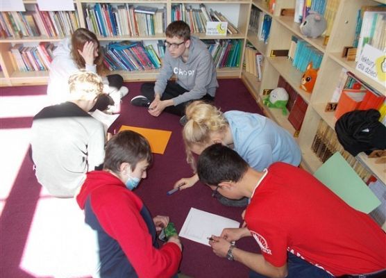 Ósmoklasiści SP Wicko podczas warsztatów o powstańcach styczniowych 5