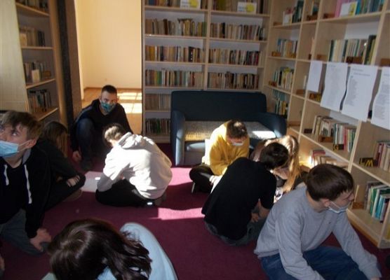 Ósmoklasiści SP Wicko podczas warsztatów o powstańcach styczniowych 6