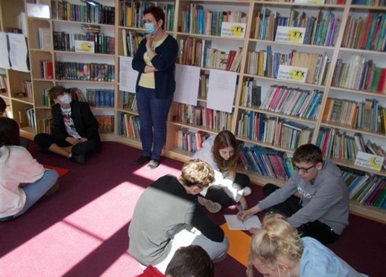 Ósmoklasiści SP Wicko podczas warsztatów o powstańcach styczniowych 7