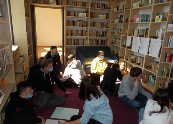 Ósmoklasiści SP Wicko podczas warsztatów o powstańcach styczniowych 8