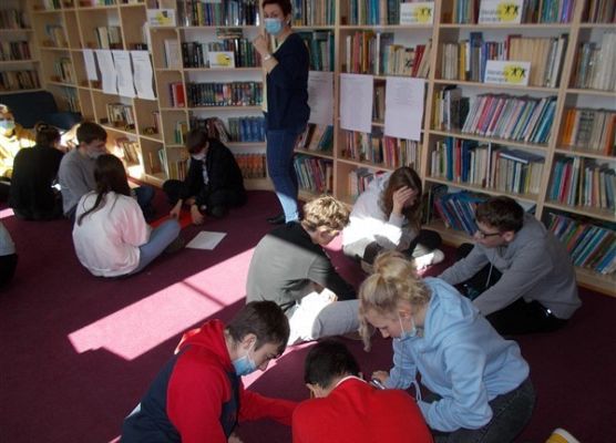 Ósmoklasiści SP Wicko podczas warsztatów o powstańcach styczniowych 9