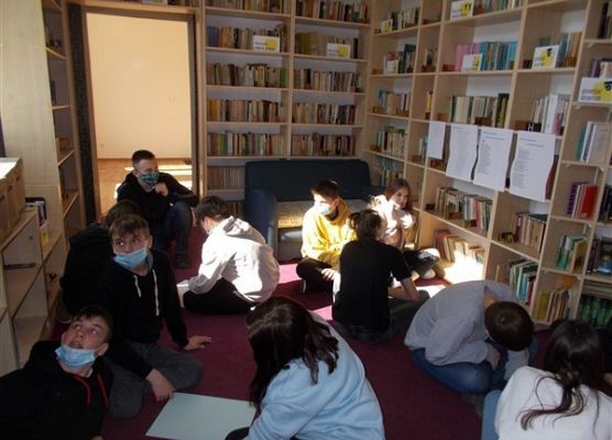 Ósmoklasiści SP Wicko podczas warsztatów o powstańcach styczniowych 10