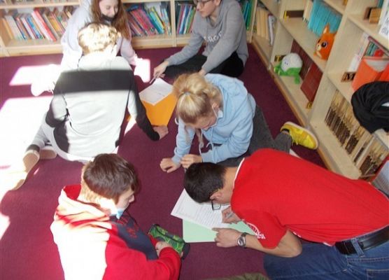 Ósmoklasiści SP Wicko podczas warsztatów o powstańcach styczniowych 11