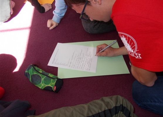 Ósmoklasiści SP Wicko podczas warsztatów o powstańcach styczniowych 12