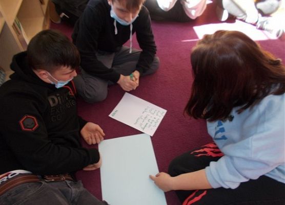 Ósmoklasiści SP Wicko podczas warsztatów o powstańcach styczniowych 13