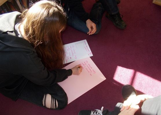 Ósmoklasiści SP Wicko podczas warsztatów o powstańcach styczniowych 15