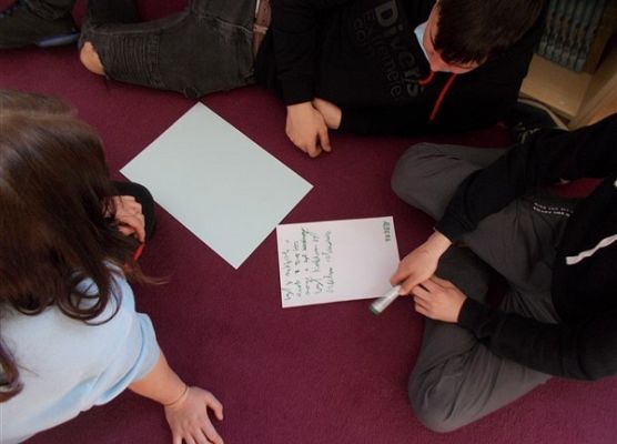 Ósmoklasiści SP Wicko podczas warsztatów o powstańcach styczniowych 16