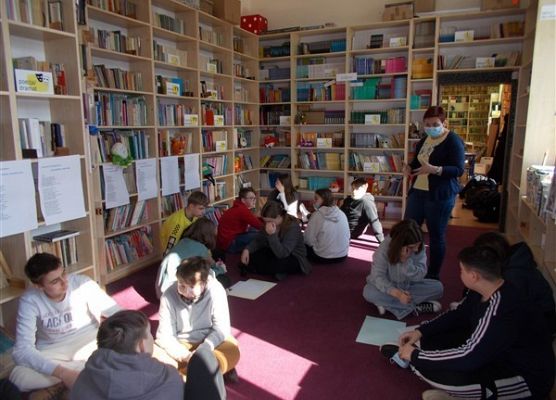 Ósmoklasiści SP Wicko podczas warsztatów o powstańcach styczniowych 17