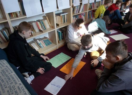 Ósmoklasiści SP Wicko podczas warsztatów o powstańcach styczniowych 18