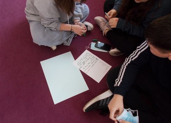 Ósmoklasiści SP Wicko podczas warsztatów o powstańcach styczniowych 20