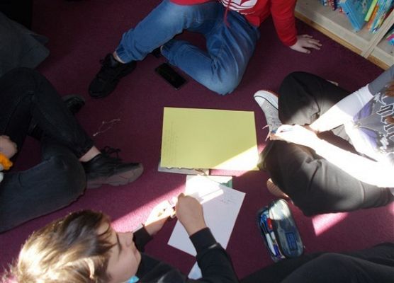 Ósmoklasiści SP Wicko podczas warsztatów o powstańcach styczniowych 22