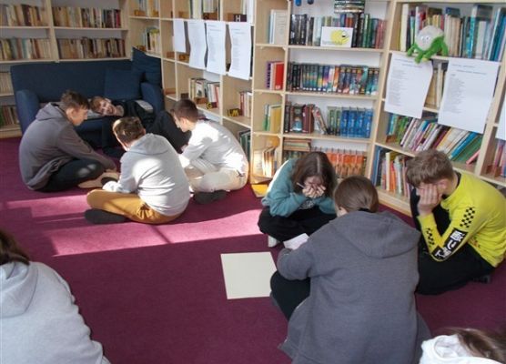 Ósmoklasiści SP Wicko podczas warsztatów o powstańcach styczniowych 23