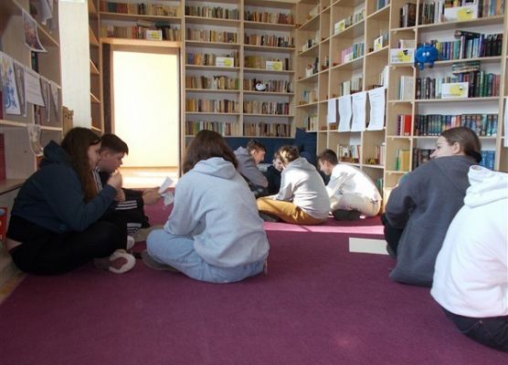 Ósmoklasiści SP Wicko podczas warsztatów o powstańcach styczniowych 24