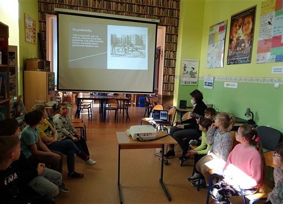 Zajęcia historyczne dla kl. II w Bibliotece SP Wicko 3