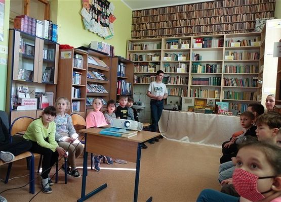 Zajęcia historyczne dla kl. II w Bibliotece SP Wicko 4