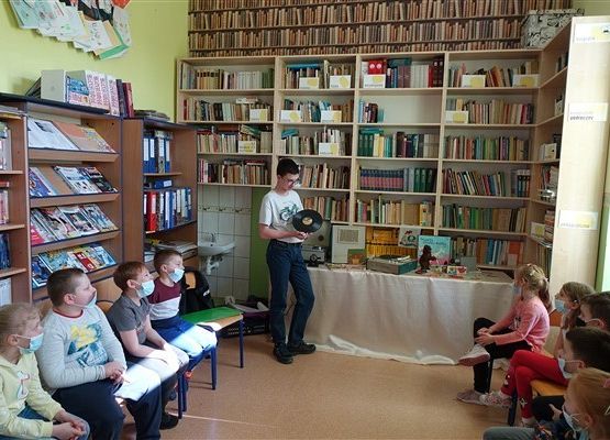 Zajęcia historyczne dla kl. II w Bibliotece SP Wicko 16