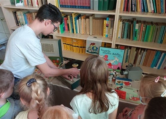 Zajęcia historyczne dla kl. II w Bibliotece SP Wicko 17