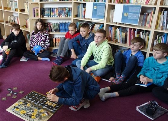 Kl. VIIB grała w historyczną grę planszową i omawiała "Kamienie na szaniec" 2