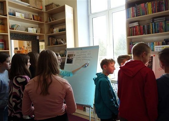 Kl. VIIB grała w historyczną grę planszową i omawiała "Kamienie na szaniec" 3