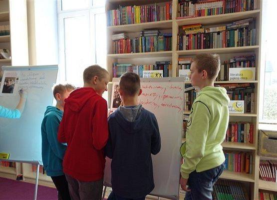 Kl. VIIB grała w historyczną grę planszową i omawiała "Kamienie na szaniec" 4