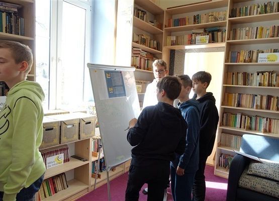 Kl. VIIB grała w historyczną grę planszową i omawiała "Kamienie na szaniec" 5