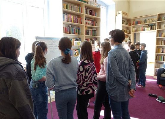 Kl. VIIB grała w historyczną grę planszową i omawiała "Kamienie na szaniec" 6