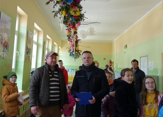 Kiermasz wielkanocny w szkole w Wicku 9