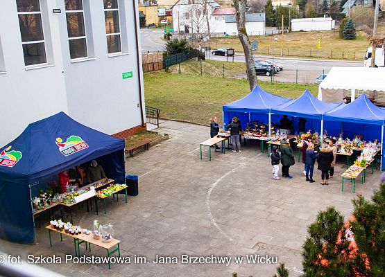 Grafika 9: Kiermasz Wielkanocny na placu przed szkołą już za nami!