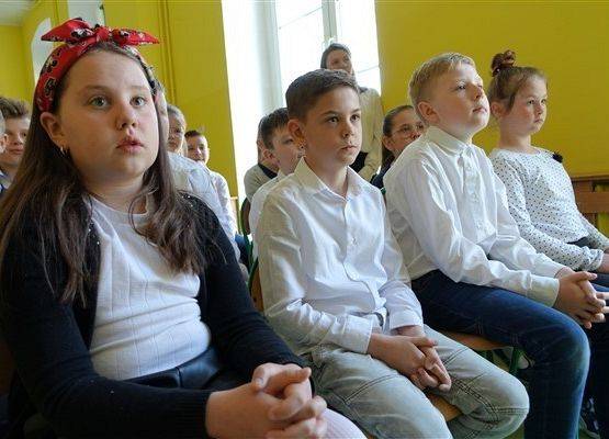 Grafika 14: Fotorelacja z uroczystych apeli trzeciomajowych w szkole w Wicku