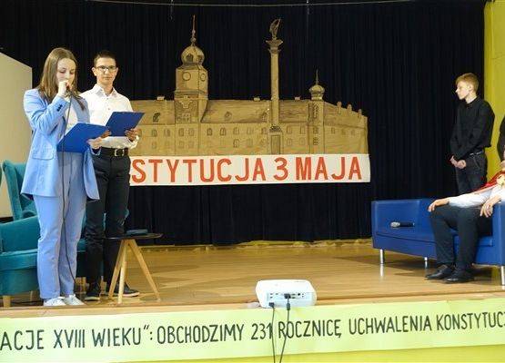 Grafika 30: Fotorelacja z uroczystych apeli trzeciomajowych w szkole w Wicku