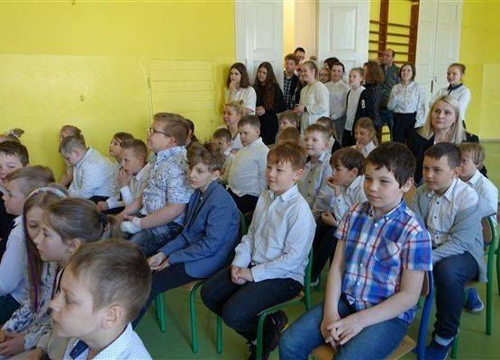 Grafika 48: Fotorelacja z uroczystych apeli trzeciomajowych w szkole w Wicku