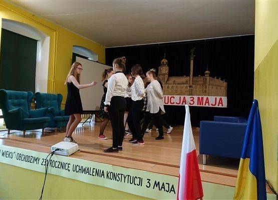 Grafika 58: Fotorelacja z uroczystych apeli trzeciomajowych w szkole w Wicku