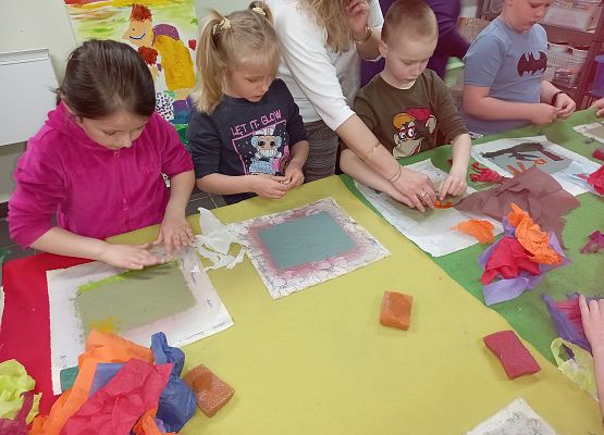 kl. Ia w czasie warsztatów czerpania papieru 1