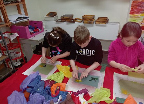 kl. Ia w czasie warsztatów czerpania papieru 2