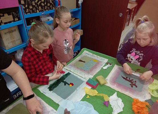 kl. Ia w czasie warsztatów czerpania papieru 3