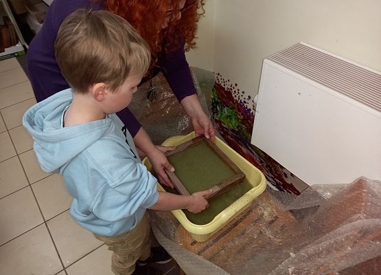 kl. Ia w czasie warsztatów czerpania papieru 4