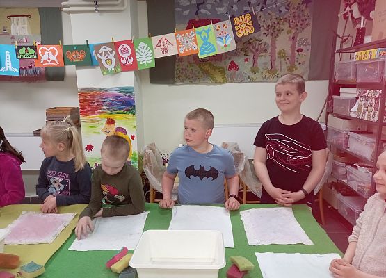 kl. Ia w czasie warsztatów czerpania papieru 10