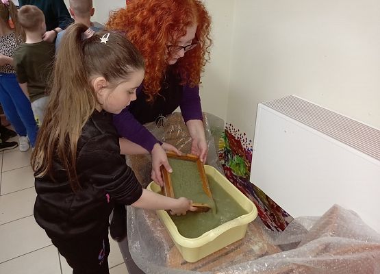 kl. Ia w czasie warsztatów czerpania papieru 12