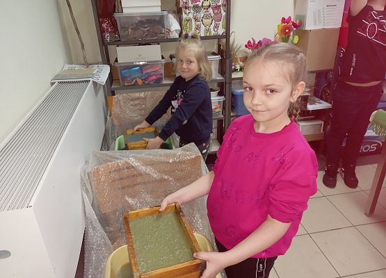 kl. Ia w czasie warsztatów czerpania papieru 13