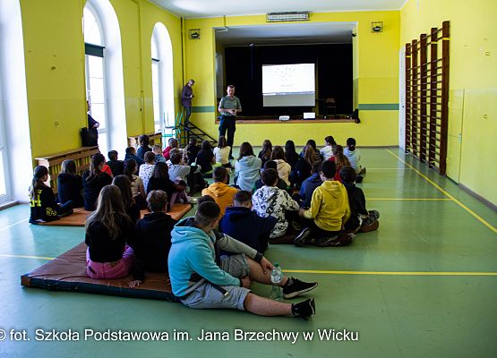 Grafika 2: Zagrożenia hazardu - spotkanie profilaktyczne siódmoklasistów z przedstawicielem Pomorskie Służby Celno-Skarbowej