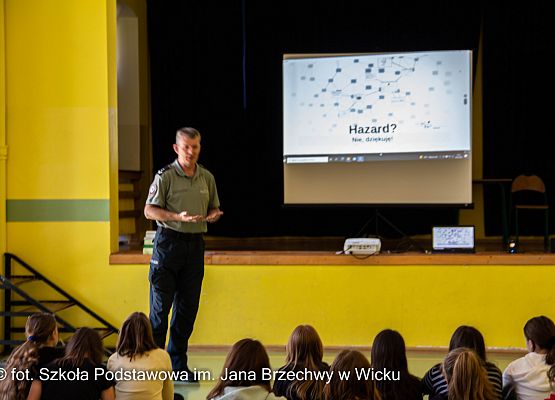 Grafika 1: Zagrożenia hazardu - spotkanie profilaktyczne siódmoklasistów z przedstawicielem Pomorskie Służby Celno-Skarbowej