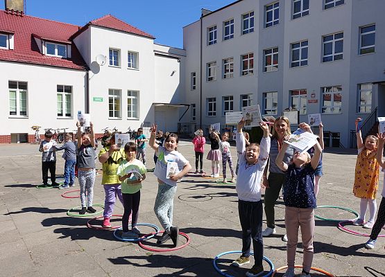 Grafika 2: Klasa IB z tytułem "Najlepiej czytającej klasy w szkole"