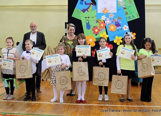 Grafika 16: Obchody Dnia Patrona, Dnia Dziecka i Dnia Sportu w szkole w Wicku