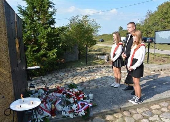 Grafika 2: Uroczystości przy obelisku ofiar marszu śmierci w Gęsi